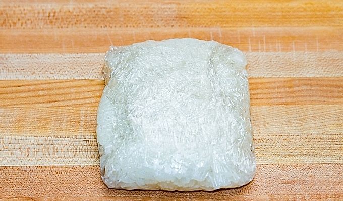 Храните приготовленный рис в полиэтиленовой пленке и замораживайте.