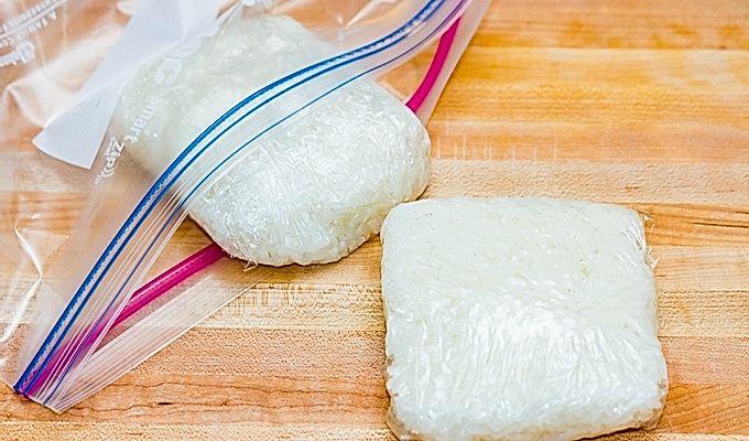 Храните приготовленный рис в полиэтиленовой пленке и замораживайте.