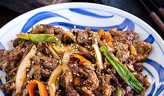 Una ceràmica japonesa blanca i blava que conté Bulgogi (vedella a la graella de Corea).