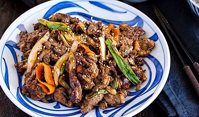Una ceràmica japonesa blanca i blava que conté Bulgogi (vedella a la graella de Corea).