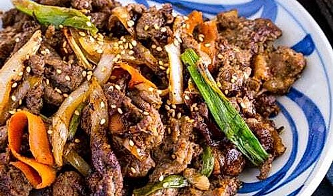 Una ceràmica japonesa blanca i blava que conté Bulgogi (vedella a la graella de Corea).