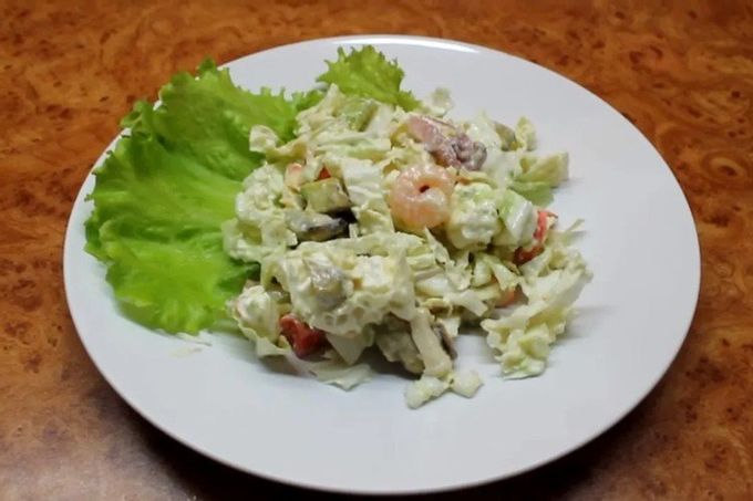 Pekingské zelí, mořský koktejl a sýrový salát