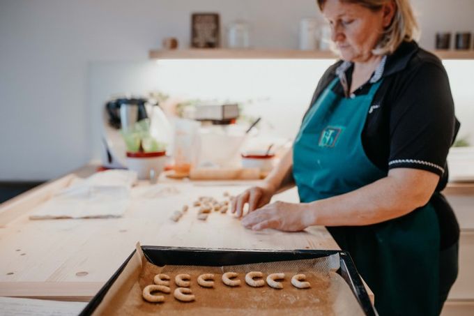  Согните каждый кусок в форме буквы U (известной на немецком языке как «Кипферл») и положите их на противень, застеленный жиронепроницаемой бумагой. Выпекать 10-15 минут в разогретой до 160°С духовке. Достаньте из духовки, когда печенье станет золотисто-коричневым.