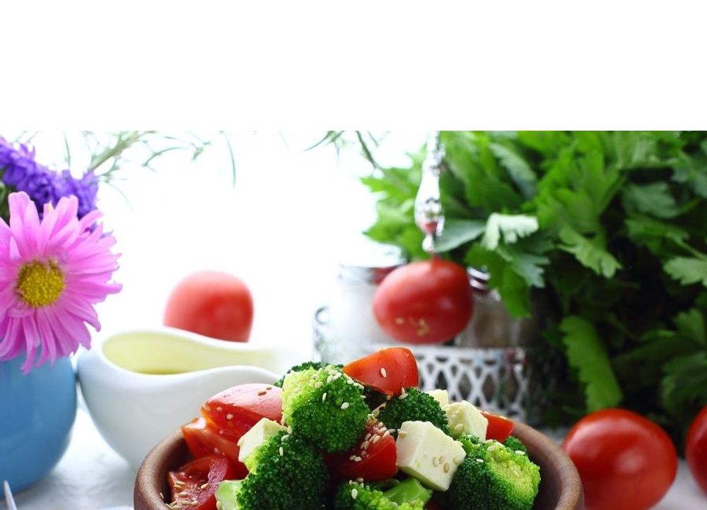 Insalata con broccoli e pomodori