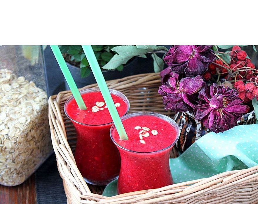 Smoothie de laranja, cereja e morango