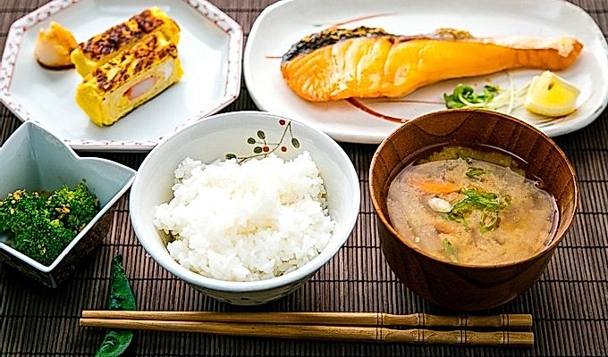 Saltet laks serveret sammen med japansk morgenmad.