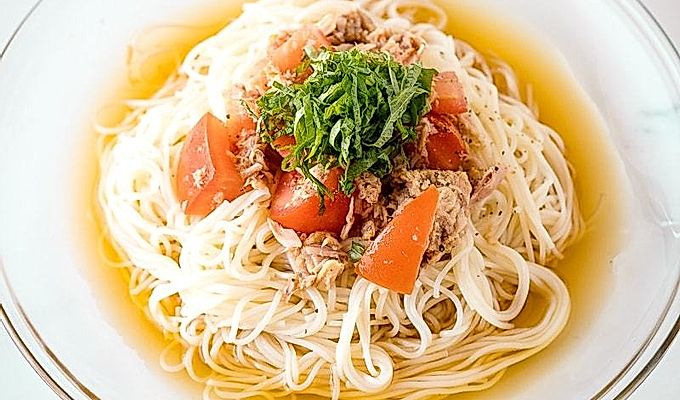Aukstās tunzivis un tomātu audzētava ツ ナ と ト マ ト の 冷 や し そ う め ん