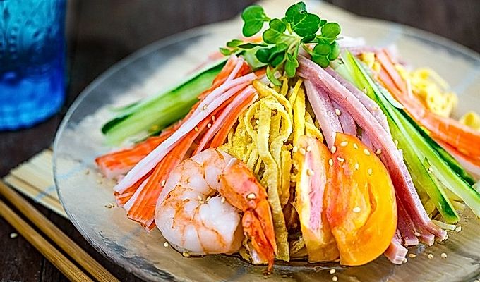 Stikla plāksne, kas satur Hiyashi Chuka (Cold Ramen).