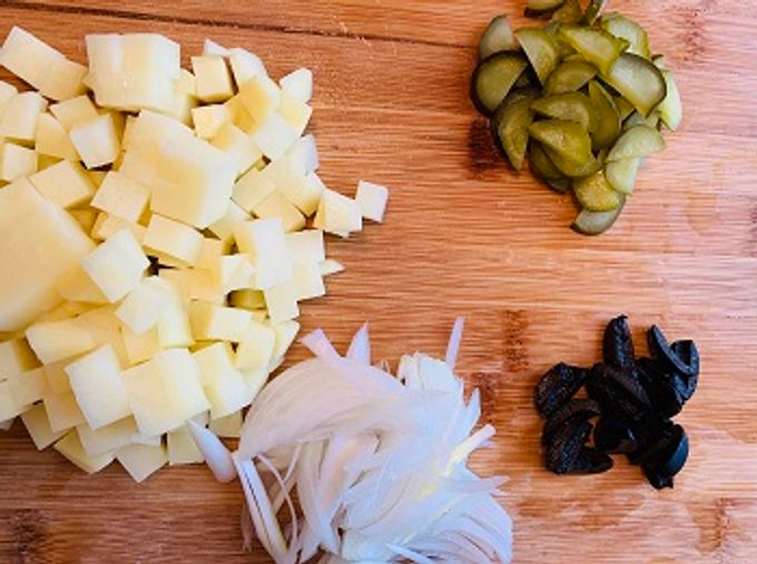 tallar verdures per a mescla de peix