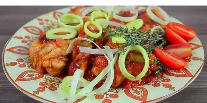 Come cucinare il pollo chakhokhbili in una pentola a cottura lenta secondo una ricetta passo passo con una foto