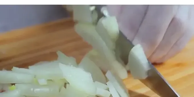 нарезаем лук