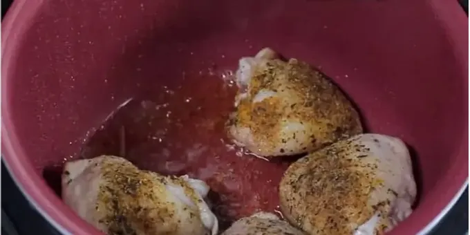 Переворачиваем курицу