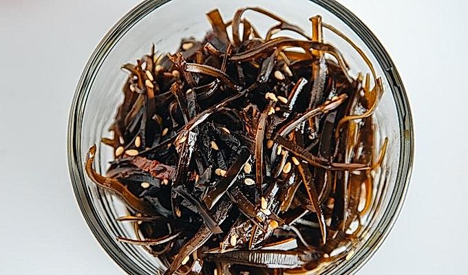 Kombu bollito in un contenitore di vetro ermetico.