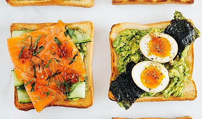 6 japonských zvratů na avokádovém toastu ア ボ カ ド ト ー ス ト