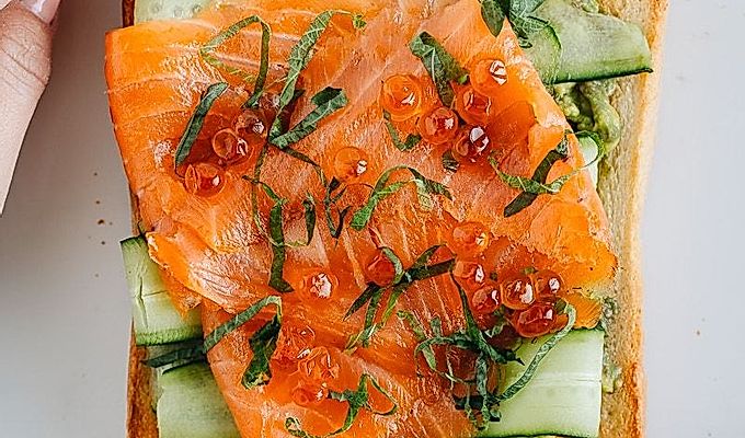 Avokádový toast s uzeným lososem a Ikurou Snadné japonské recepty na