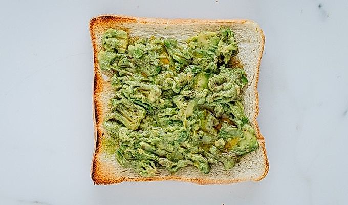 Avokádový toast zalitý sezamovým olejem Snadné japonské recepty na