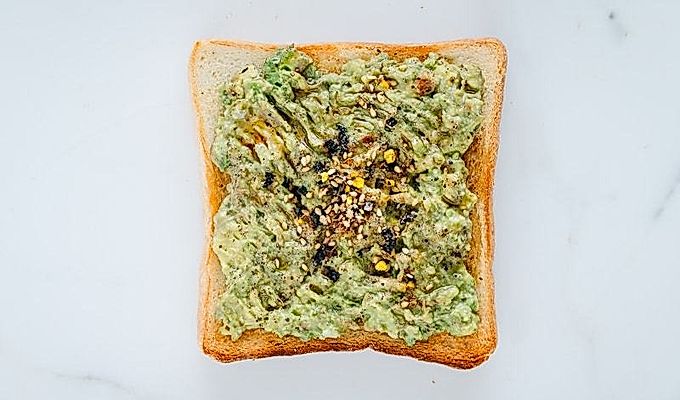 Avokádový toast s Furikake Snadné japonské recepty na