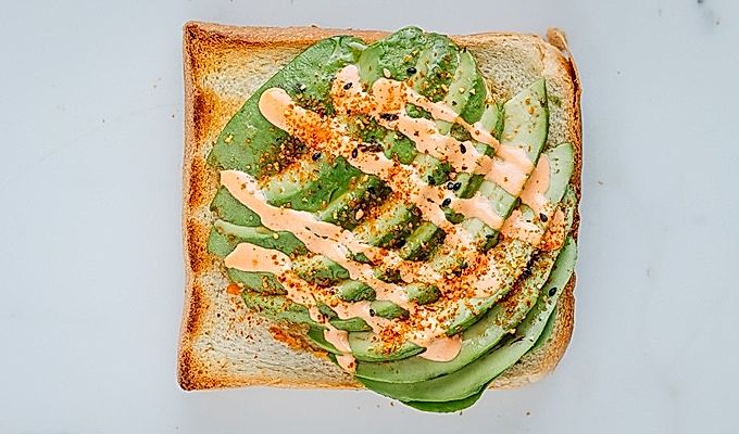 Toast z avokáda pokapaný pikantním majonézou a Shichimi Togarashi Snadné japonské recepty na