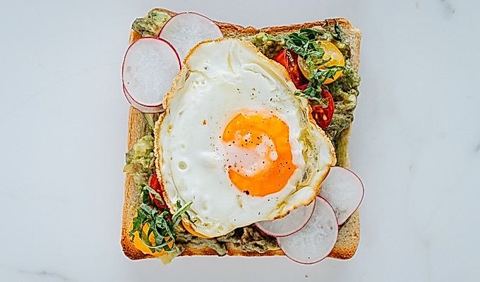 Avokádový toast se sázeným vejcem a rajčaty Snadné japonské recepty na