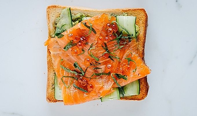 Avokádový toast s uzeným lososem a Ikurou Snadné japonské recepty na