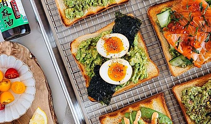 6 japonských zvratů na avokádovém toastu na plechu na pečení