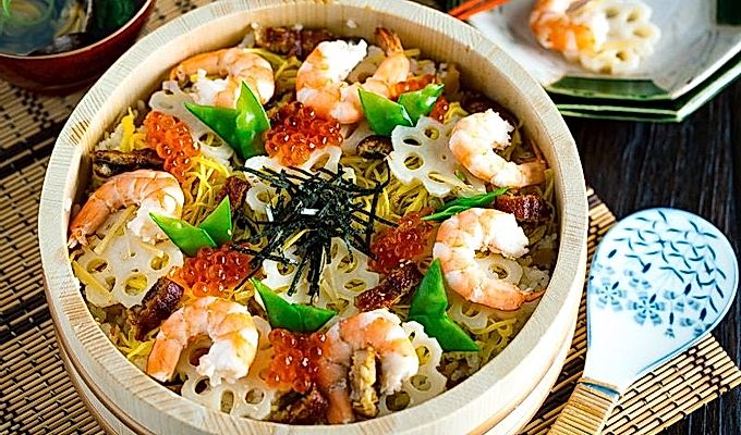 Sushi oke zawierające Chirashi Sushi.