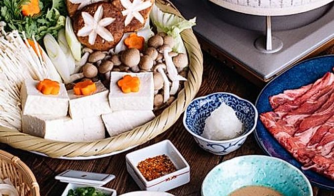 しゃぶしゃぶのテーブルセットアップ-土鍋鍋、野菜、肉、うどん、ディップサ…