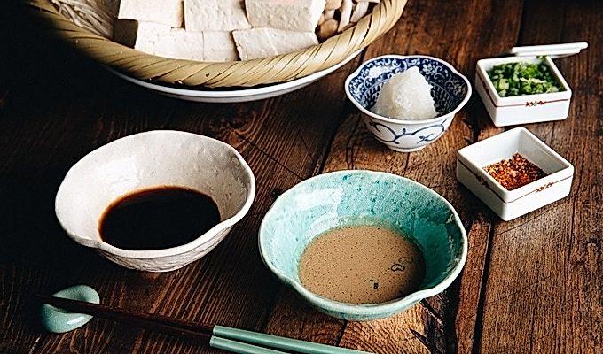 しゃぶしゃぶにはポン酢とごまソースが使われます。 Ga .. ..