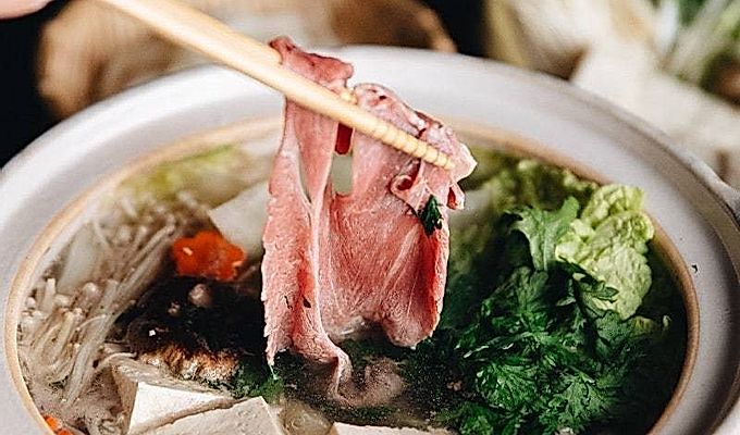 薄くスライスした霜降り牛肉をしゃぶしゃぶ鍋で調理します。