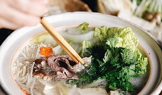 霜降りのしゃぶしゃぶ牛を昆布だしでかき混ぜます。