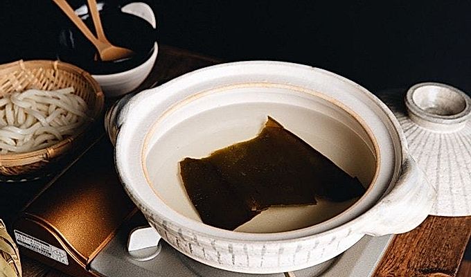 土鍋鍋の昆布だし。