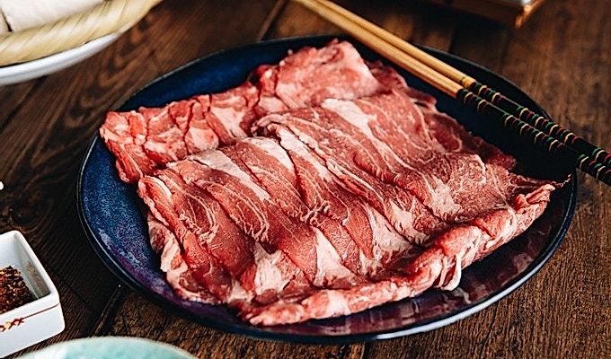 しゃぶしゃぶ用の霜降り肉を薄くスライスしたもの。