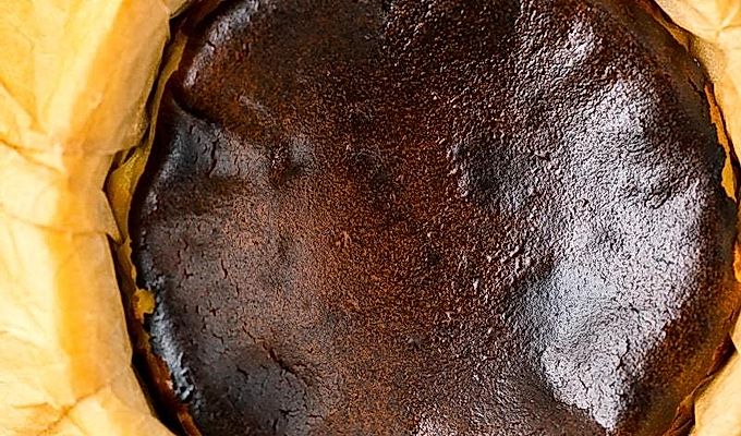 Форма для торта с баскским жженым чизкейком.