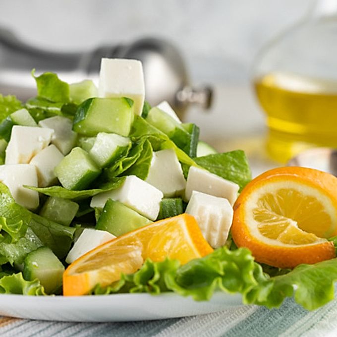 Insalata fresca con cetrioli e feta