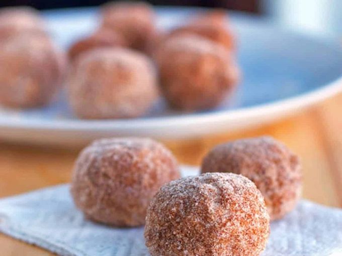 Шарики для пончиков с сахаром и корицей