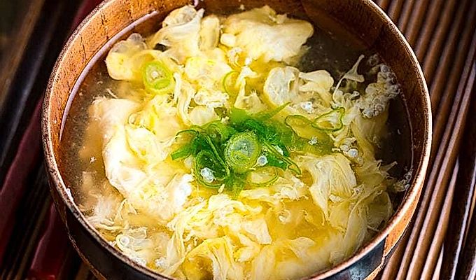 Какитамадзиру (японский суп из яичных капель) か き た ま 汁
