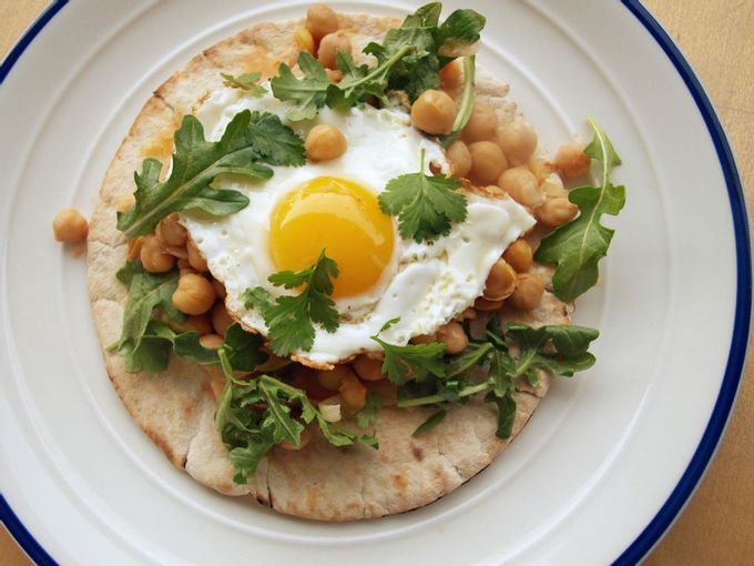 Harissa kikärter med stekt ägg recept