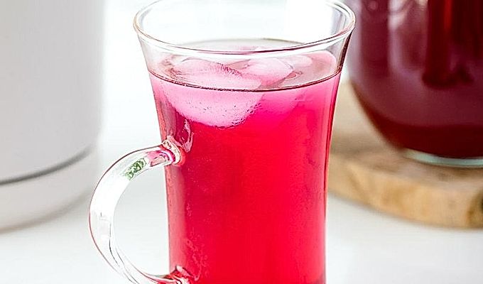 Lasi sisältää Aka Shiso -mehua.