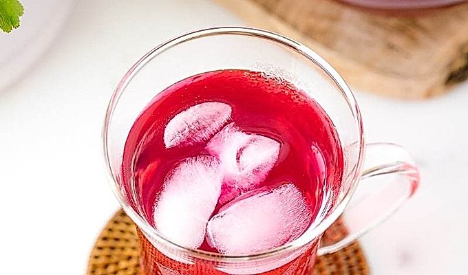 Lasi sisältää Aka Shiso -mehua.
