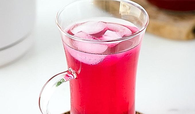 Lasi sisältää Aka Shiso -mehua.