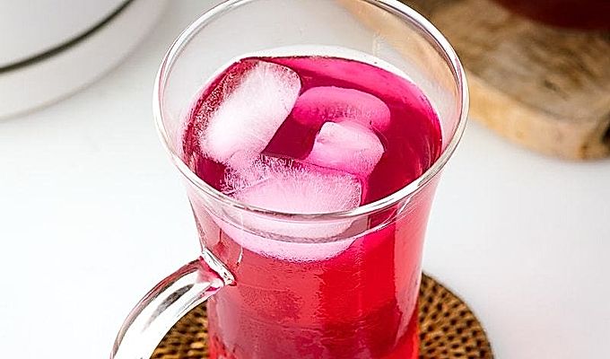 Lasi sisältää Aka Shiso -mehua.