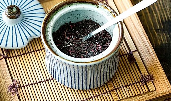 Pieni japanilainen maustepurkki, joka sisältää Yukari-riisimaustetta.