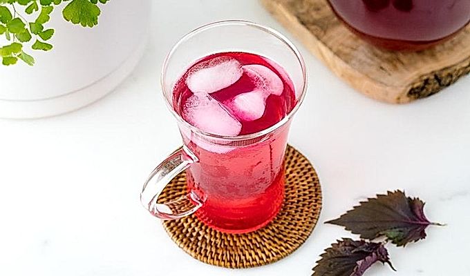 Lasi sisältää Aka Shiso -mehua.