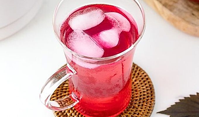 Lasi sisältää Aka Shiso -mehua.