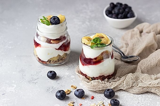 Parfait au yaourt aux bananes caramélisées