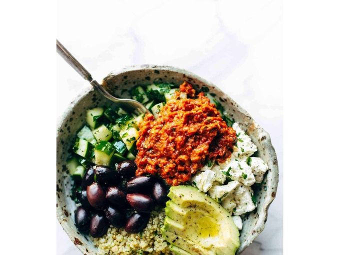 Μεσογειακά μπολ Quinoa με ψητή σάλτσα κόκκινης πιπεριάς