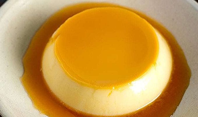 Creme caramel (flan) su un piatto bianco.