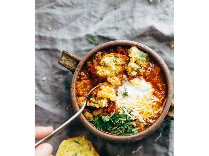Spicy Posole med osteagtige Jalapeño Cornbread Muffins