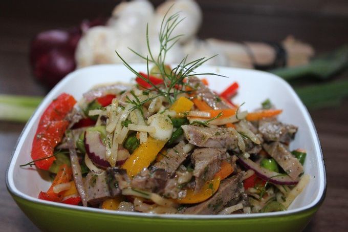 Bolgár paprika saláta, savanyúság és sertéshús szív