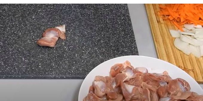 Промыть куриные желудки